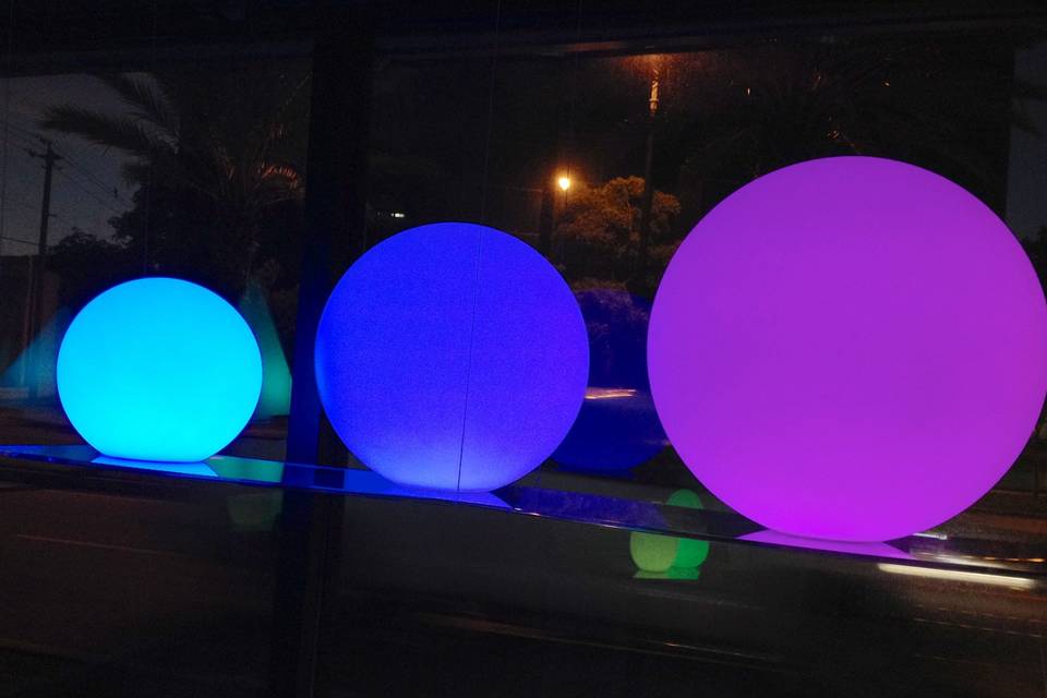 Floating pool globes