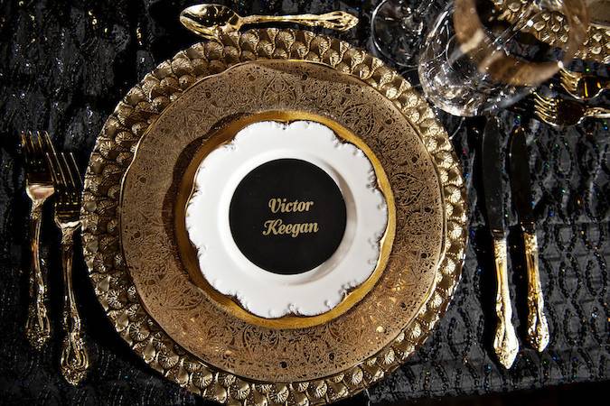 Black and gold round place card