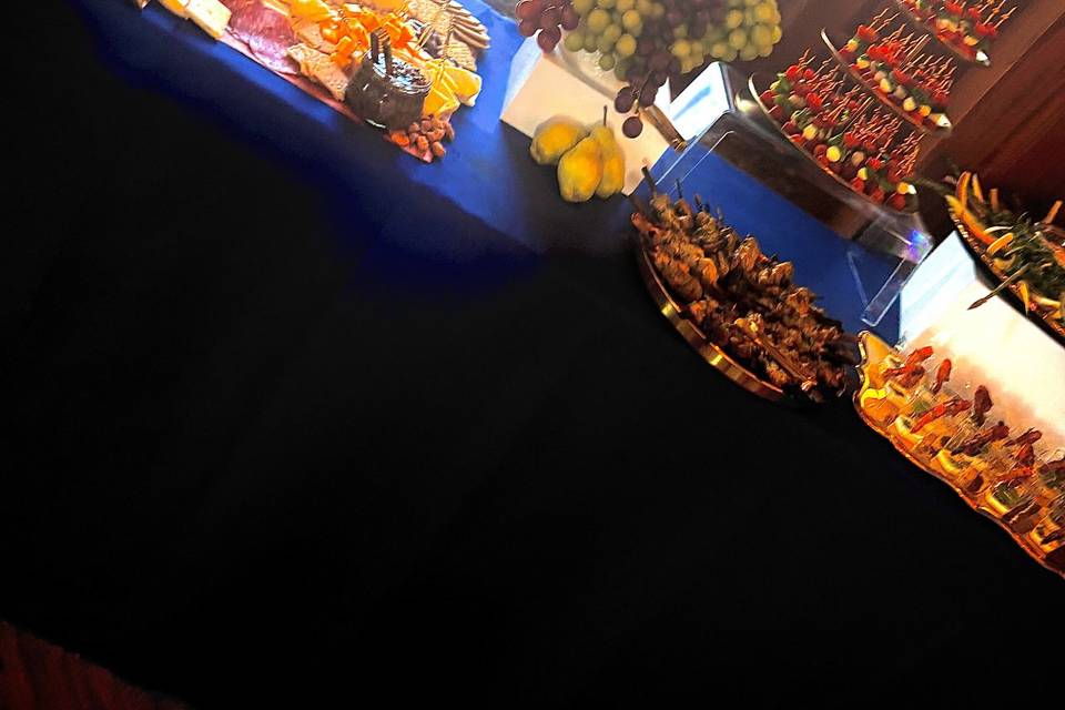 Customizable grazing table