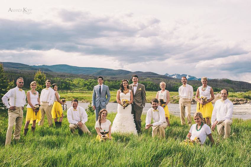 Couple with bridesmaids and groomsmen