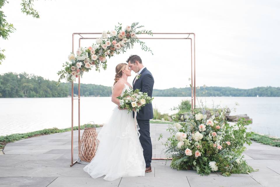 Omaha couple enjoys classic wedding with natural florals and a