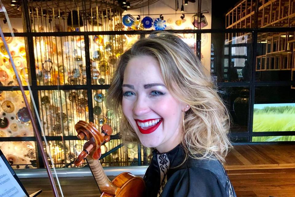 Audra, violinist at Vidrio