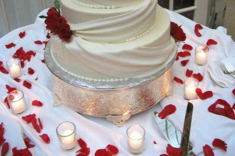 Fondant draping cake with fresh red roses