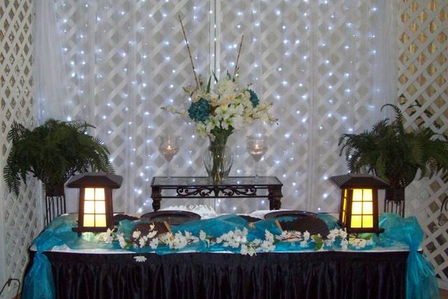 Head table with pagoda lanterns
