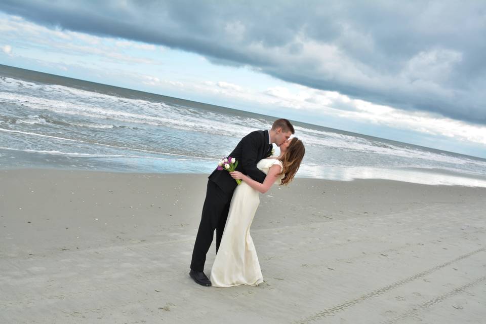 Kiss by the beach