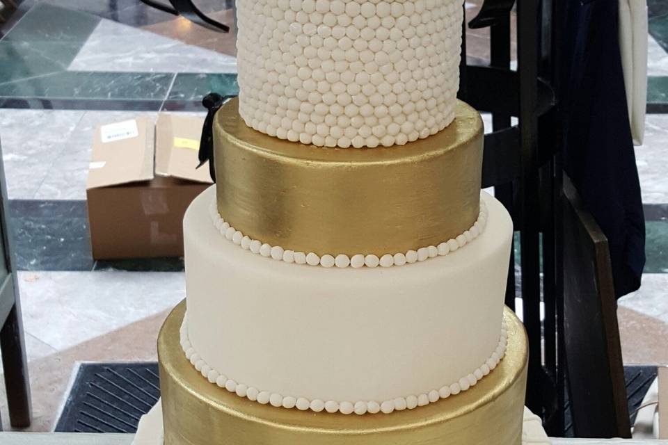 White and gold cake