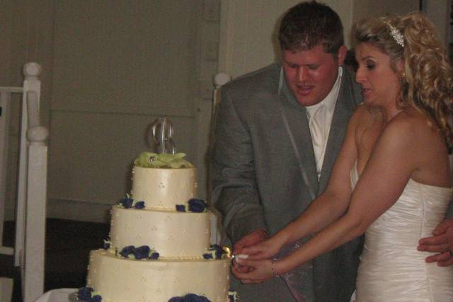 Cutting cake