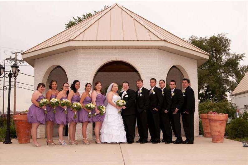 Couple with bridesmaids and groomsmen