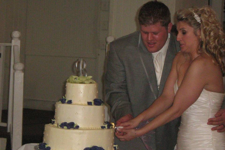 Cutting cake