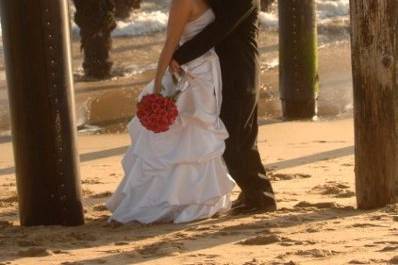 beautiful bugatti roses grace this beach brides bouquet