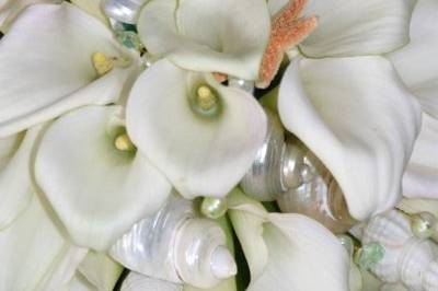 The elegance of white calla and natural pearls and shells,one ofour signature looks