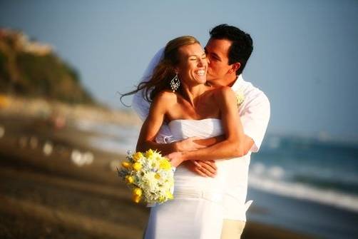 Beautiful bride and groom with summer bouquet of daisies and tulips with delphiniums