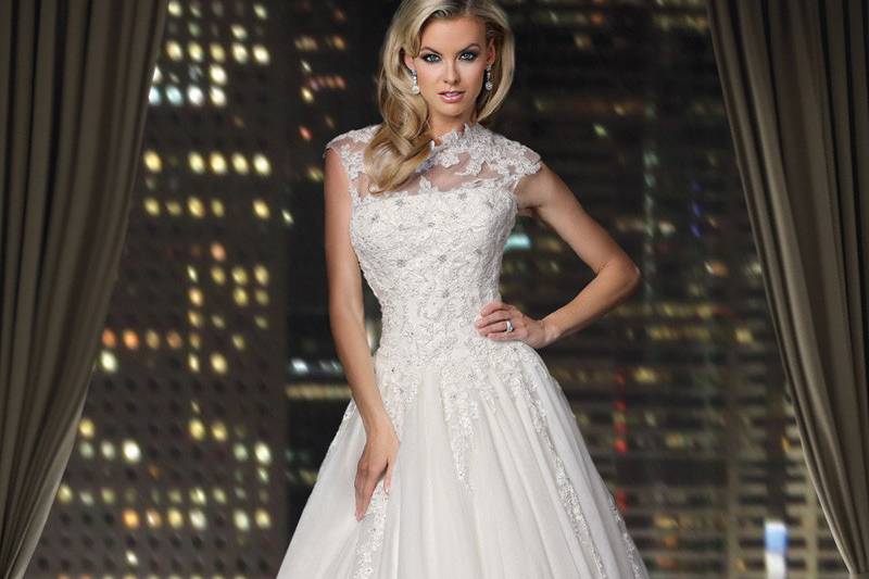 90173	<br>	Classic ball gown features an illusion lace bodice with bateau neckline and full skirt finished with zipper and covered button.