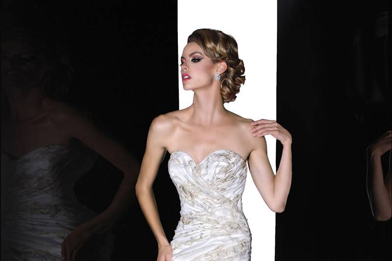 90192	<br>	THIS LUXURIOUS LACE ADORN THIS FIT AND FLARE SILHOUETTE WITH RUCHING THROUGHOUT THE BODICE