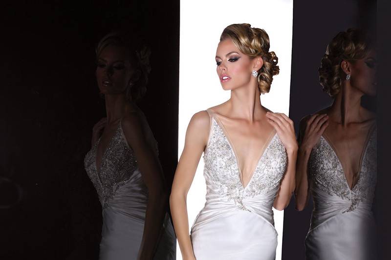 90195	<br>	THIS SEXY AND STYLISH DRESS CAPTURE A DEEP PLUNGING NECKLINE HIGHLIGHTED WITH DELICATE BEADING