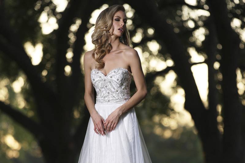 Style	90250	<br>	This enchanting soft sheath gown with a sweetheart neckline, is completed with a lavish removable beaded overlay skirt.