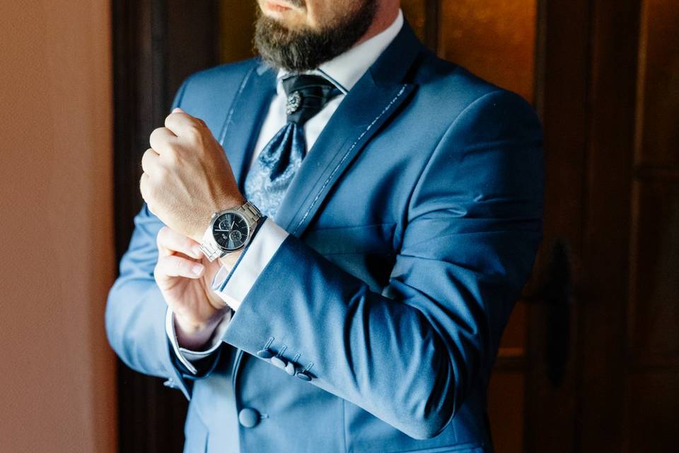 Beauty groom