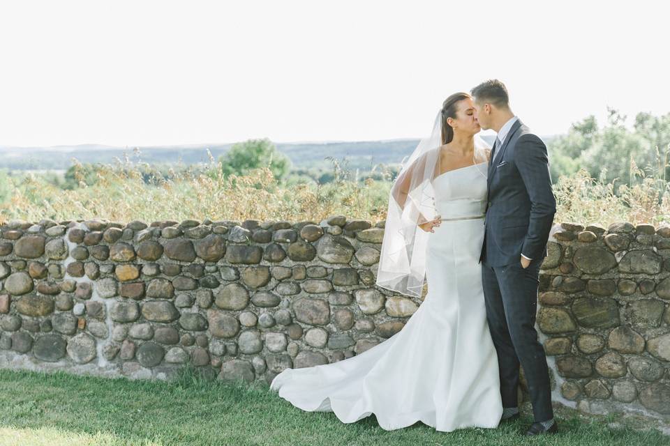 Couple kissing | Laura Rose Wedding Photography