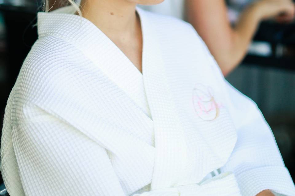 Curling the bride's hair