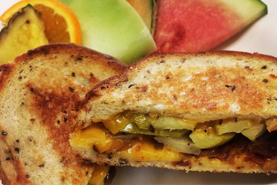 Grilled cheese Cheddar, smoked bacon, green apples on grilled rye