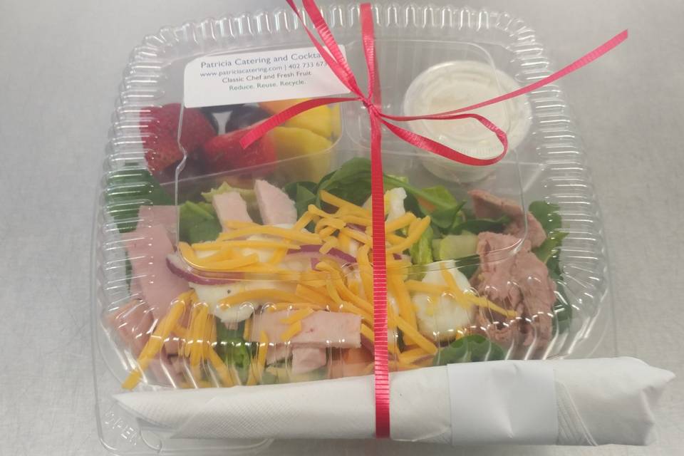 https://cdn0.weddingwire.com/vendor/678695/3_2/960/jpg/salad-box-lunch-2_51_596876-159225459522025.jpeg