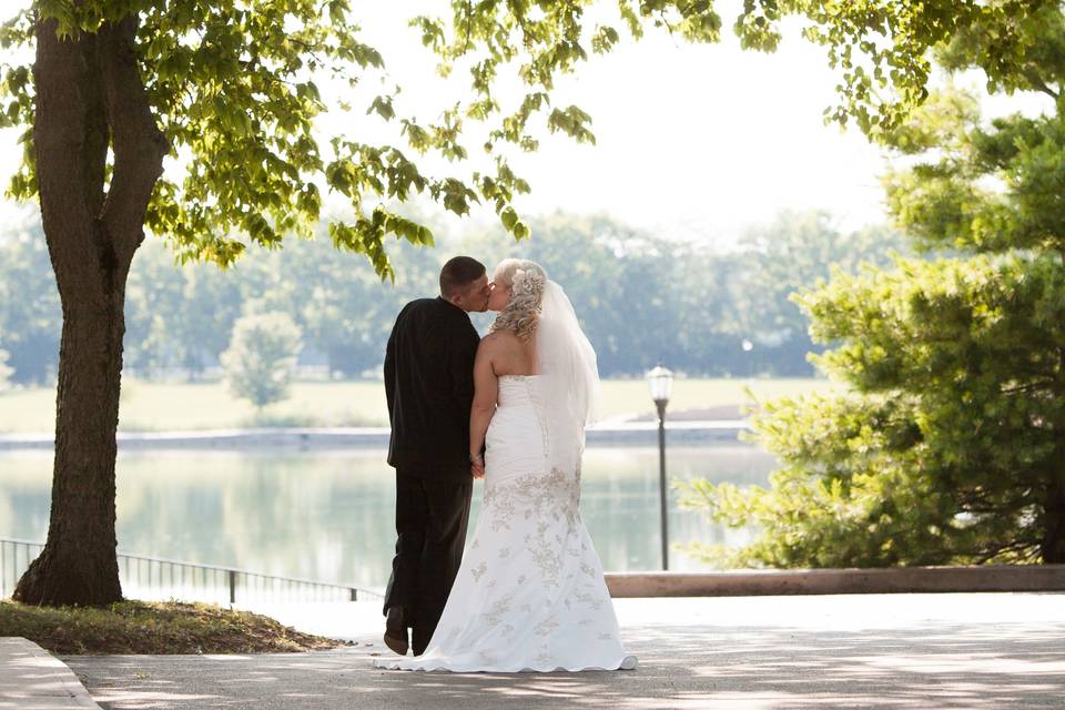 Wedding kisses in the shade of trees