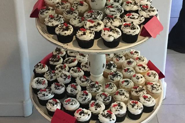 Rose Wedding Cake with matching CupcakesVanilla w/ fresh Strawberries