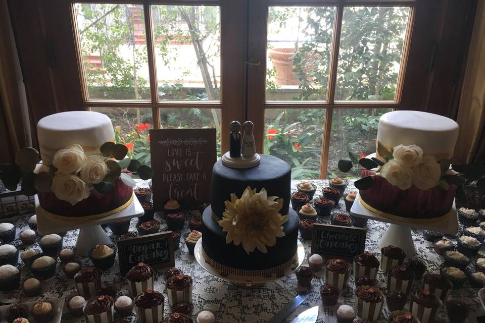 The Maxwell House WeddingCakes, Cupcakes, Decorated CookiesCake flavors: Vanilla w/Strawberry and Almond BCVegan Chocolate w/ Raspberry FillingBlueberry Lemon w/ Blueberry Filling