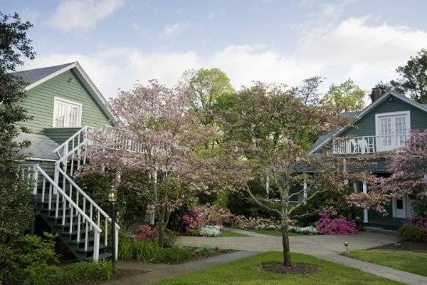 Exterior view of 1906 Pine Crest Inn