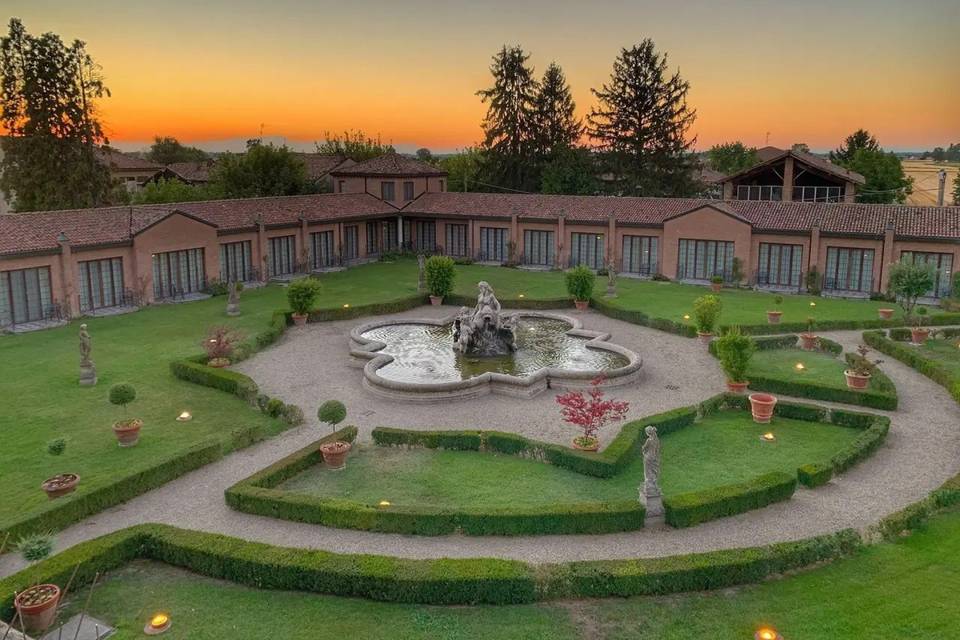 23.Romantic Courtyard.jpg