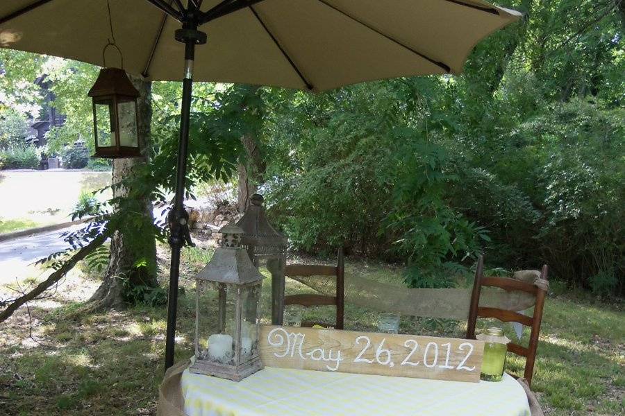 the sweetheart table in the woods