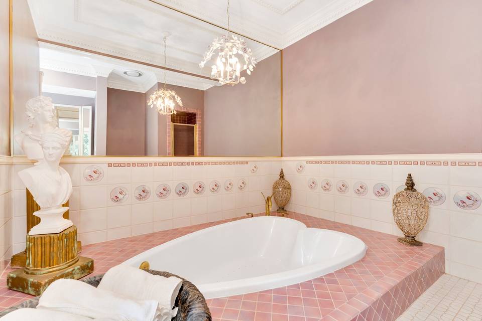 Bridal suite Tub