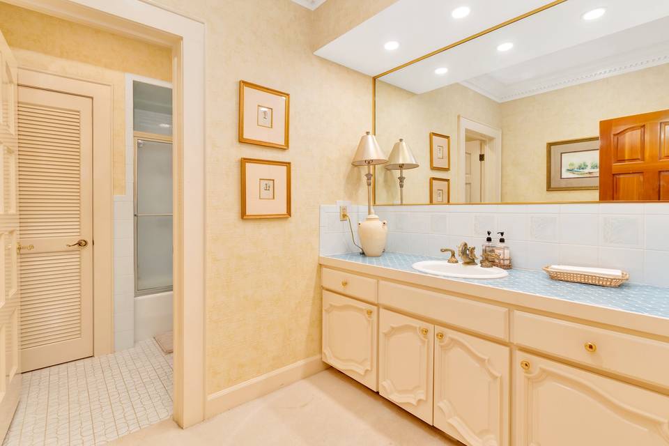 Garden BR Bath