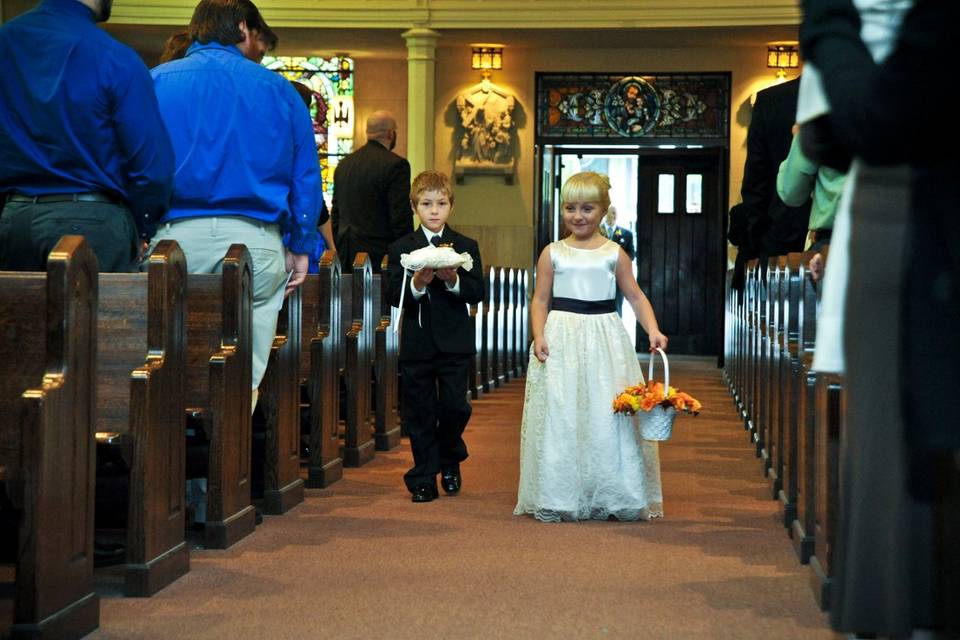 An adorable flower girl and ringbearer carried a basket and ring pillow beribboned to match the fall colors.
Carol Mc Donald Photography of Scranton