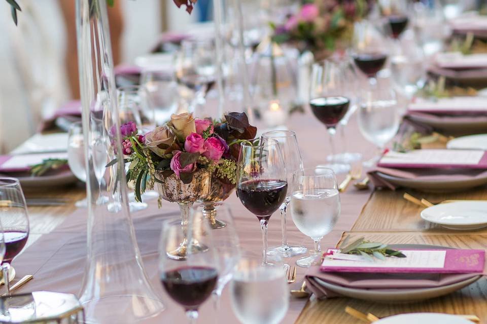 Long table with glass with red wineWedi