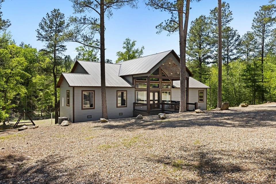 Beavers Bend Hamptons of Hochatown Vacation Rentals LLc
