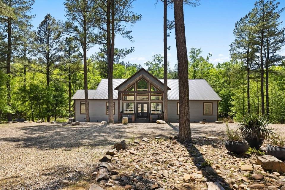 Beavers Bend Hamptons of Hochatown Vacation Rentals LLc