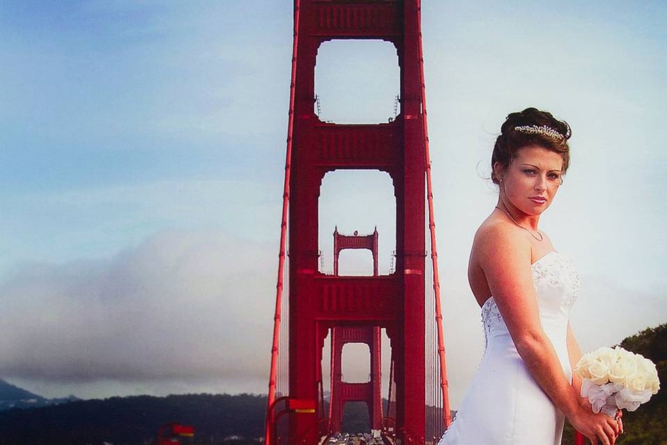 Bride beside the golden gate bridge