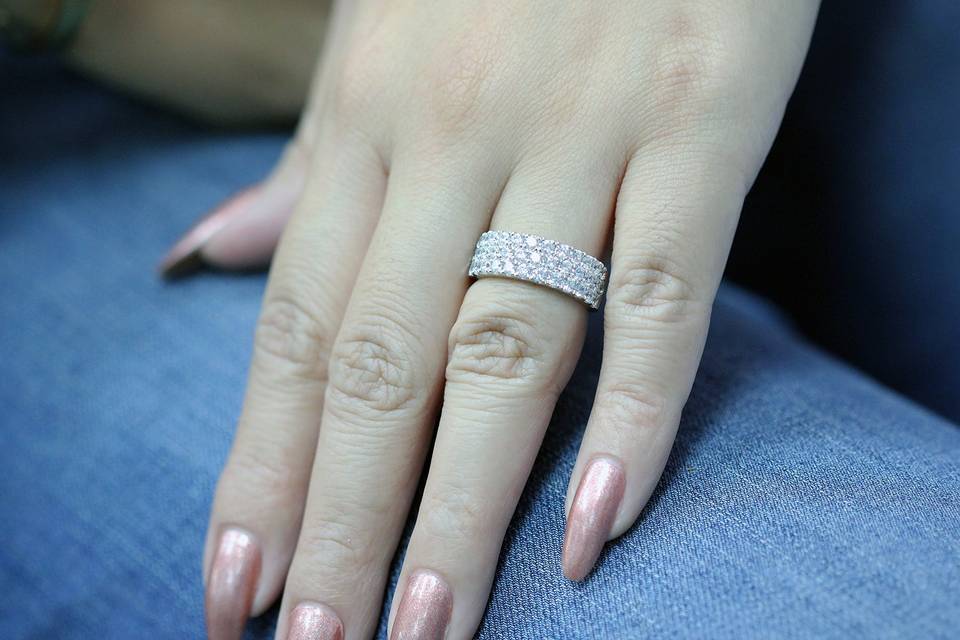 Diamond wedding band