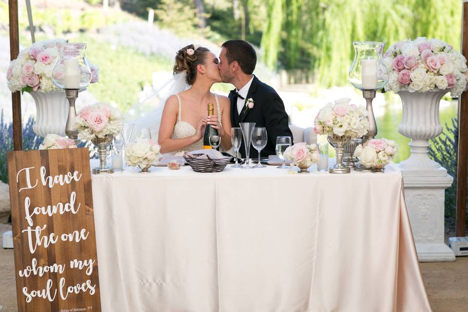 Now that's a sweetheart table