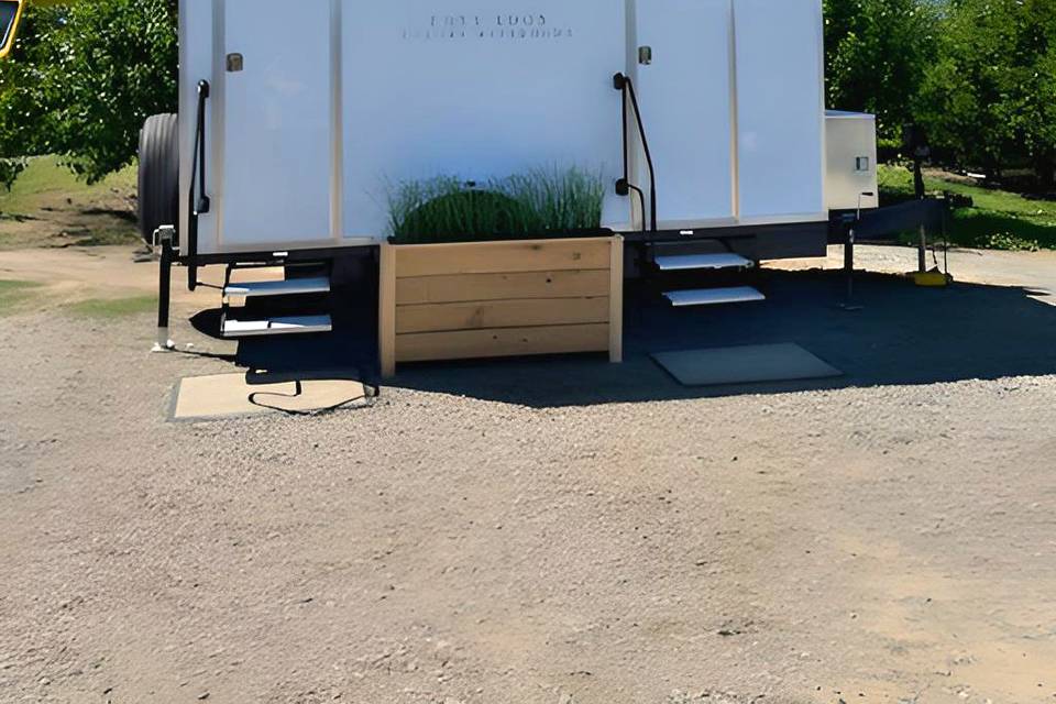 Restroom trailer