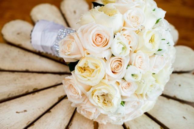 White and blush bridal bouquet