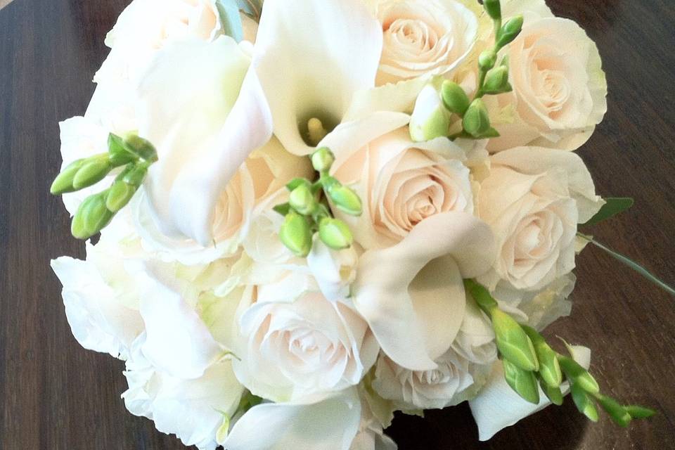 White minicallas bouquet