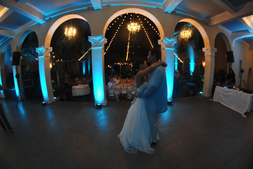 First dance, beautiful cyan uplighting