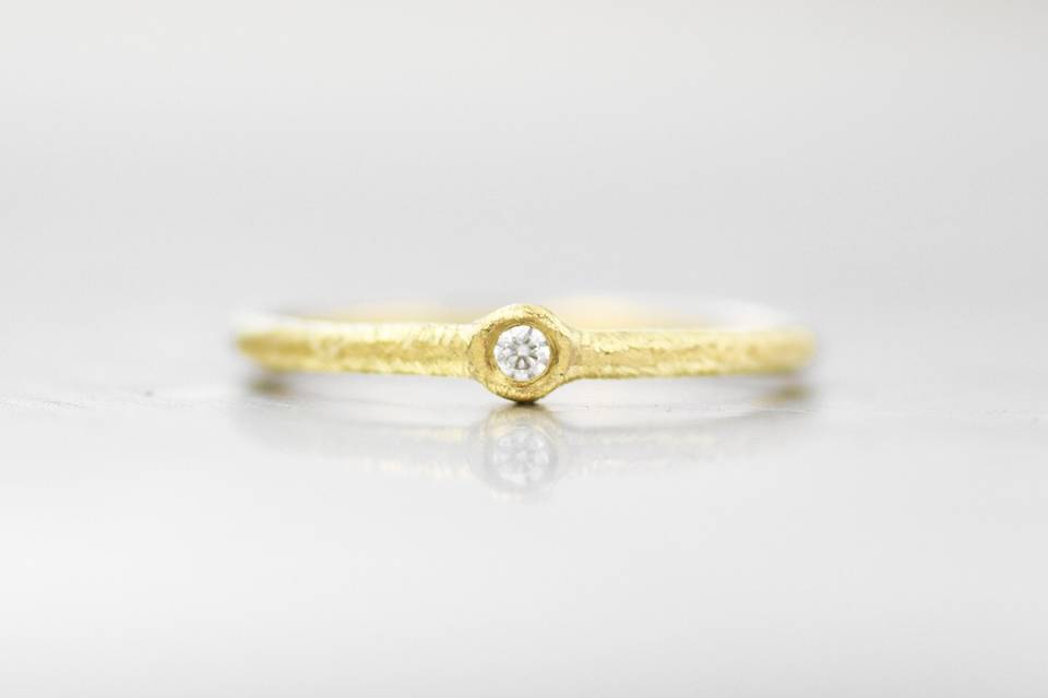 ASPENThis sweet rounded wedding band is the ideal choice for a simple and classic look with an added accent diamond. The signature Wanderlust texture creates a subtle and organic feel that will wear perfectly over time.