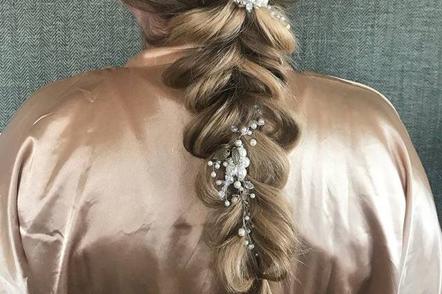 Braided hairdo with floral notes