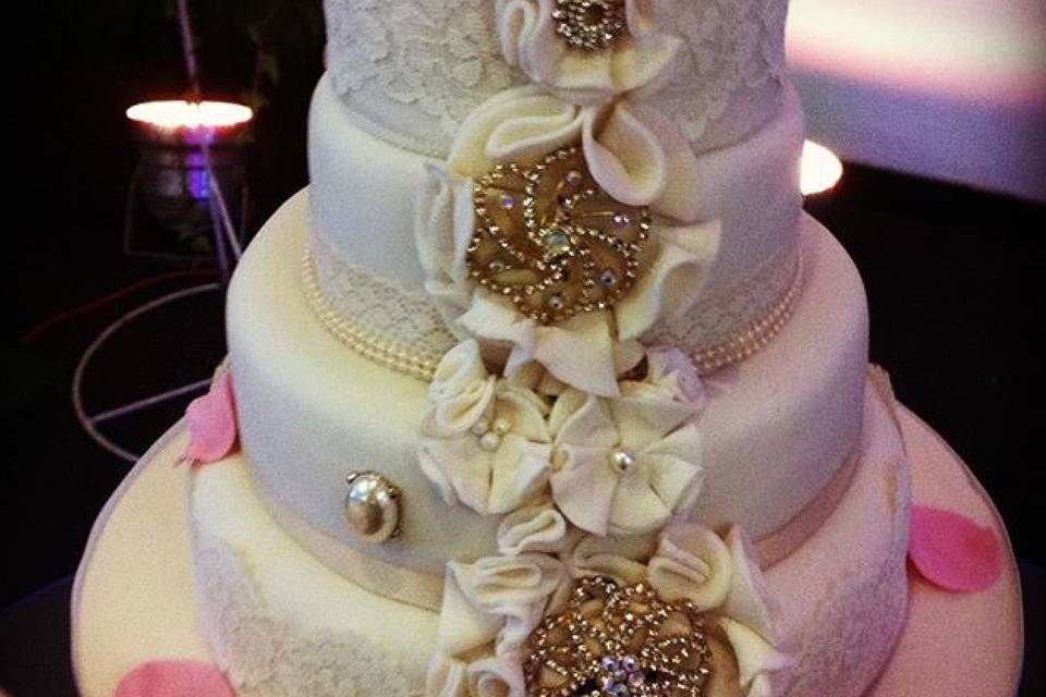 Wedding cake with a touch of gold