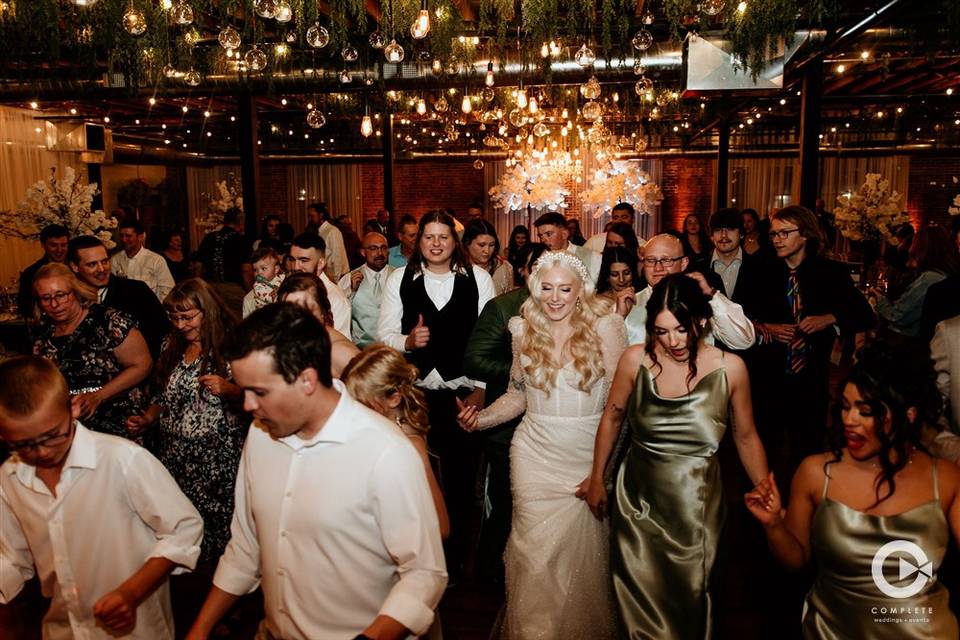 Lhttps://cdn0.weddiine Dancing