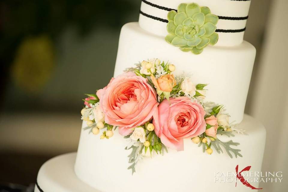 Modern cake floral with succulents