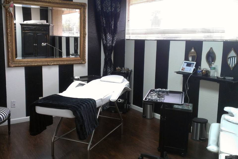 SMOKEY EYES & LASH PARLOUR